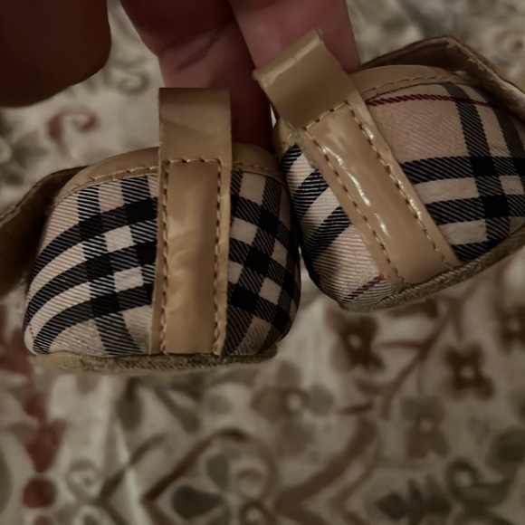 Burberry infant shoes - Picture 3 of 4